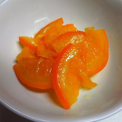 しなびかけたオレンジが生き返りました(^_^;)　そのまま食べてもおいしいですね。　明日は、トーストにのせて食べたいです♪